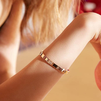 glitrende armbånd med sten